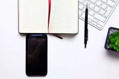 Her gün, bir bilgisayar ve masaüstü ofis bir akıllı telefon açmak