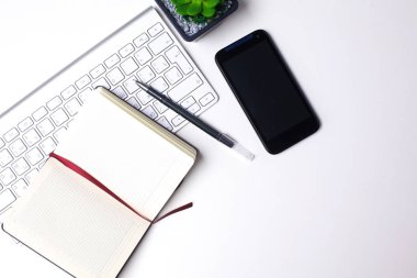 Her gün, bir bilgisayar ve masaüstü ofis bir akıllı telefon açmak