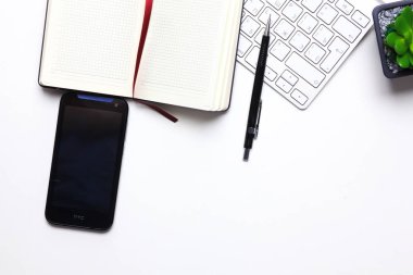 Her gün, bir bilgisayar ve masaüstü ofis bir akıllı telefon açmak