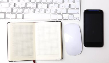 Her gün, bir bilgisayar ve masaüstü ofis bir akıllı telefon açmak