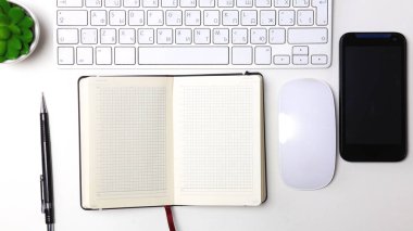 Her gün, bir bilgisayar ve masaüstü ofis bir akıllı telefon açmak