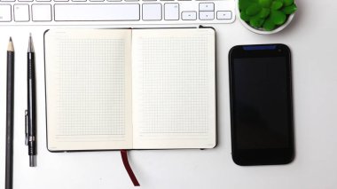 Her gün, bir bilgisayar ve masaüstü ofis bir akıllı telefon açmak