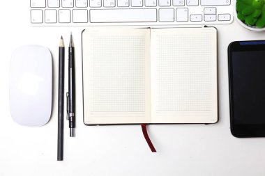 Her gün, bir bilgisayar ve masaüstü ofis bir akıllı telefon açmak