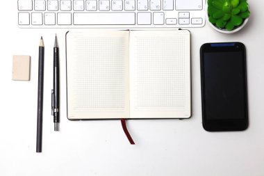 Her gün, bir bilgisayar ve masaüstü ofis bir akıllı telefon açmak