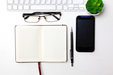 Her gün, bir bilgisayar ve masaüstü ofis bir akıllı telefon açmak