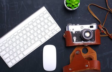 Masada üstten görünüm office grafik tasarım kalem fare ile laptop kablosuz fare ve vintage eski fotoğraf makinesi. Kavram grafik tasarım iş yeri