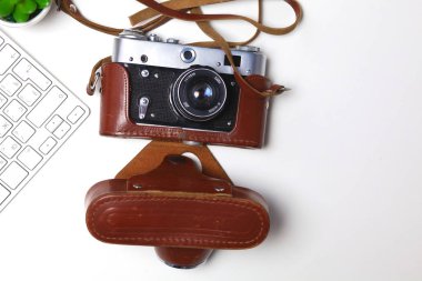 Beyaz masa üzerinde üstten görünüm office grafik tasarım kalem fare ile laptop kablosuz fare ve vintage eski fotoğraf makinesi. Kavram grafik tasarım iş yeri