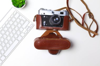 Beyaz masa üzerinde üstten görünüm office grafik tasarım kalem fare ile laptop kablosuz fare ve vintage eski fotoğraf makinesi. Kavram grafik tasarım iş yeri