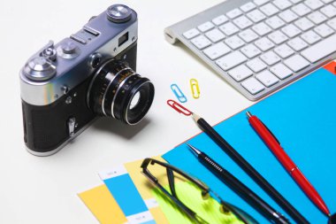 Beyaz masa üzerinde üstten görünüm office grafik tasarım kalem fare ile laptop kablosuz fare ve vintage eski fotoğraf makinesi. Kavram grafik tasarım iş yeri