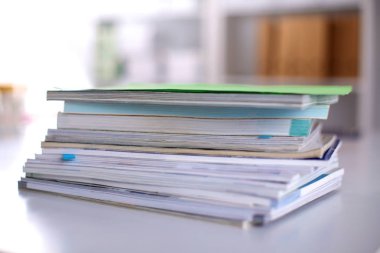 beyaz zemin üzerine kağıt yığını, yakın çekim