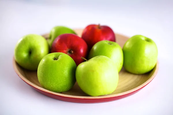 Stillleben-Arrangement von Äpfeln auf einer hölzernen Platte — Stockfoto