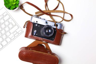 Beyaz masa üzerinde üstten görünüm office grafik tasarım kalem fare ile laptop kablosuz fare ve vintage eski fotoğraf makinesi. Kavram grafik tasarım iş yeri