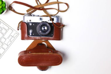 Beyaz masa üzerinde üstten görünüm office grafik tasarım kalem fare ile laptop kablosuz fare ve vintage eski fotoğraf makinesi. Kavram grafik tasarım iş yeri