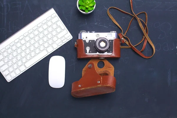 Vista superior del diseño gráfico de oficina pen mouse con el ratón inalámbrico portátil y la vieja cámara vintage en la mesa. Concepto diseño gráfico lugar de trabajo —  Fotos de Stock