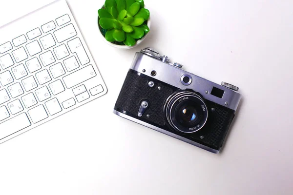 Pohled shora kancelář grafický design pera myš s bezdrátovou myš laptopu a vintage starý fotoaparát na bílém stole. Koncept grafický design pracoviště — Stock fotografie