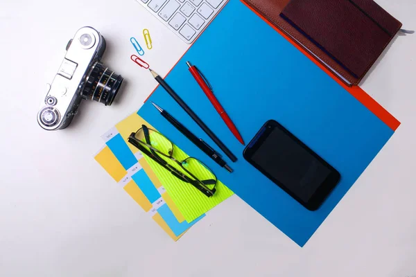 Bovenaanzicht van de muis van de pen van office grafisch ontwerp met draadloze muis van de laptop en vintage oude camera op witte tafel. Concept grafisch ontwerp werkplek — Stockfoto