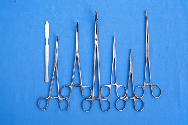 Chirurgische instrumenten en gereedschappen, met inbegrip van scalpels, tang en pincet op een tafel voor een operatie — Stockfoto