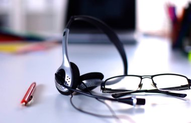 Ofis işyeri dizüstü bilgisayar ve ahşap masa gözlük