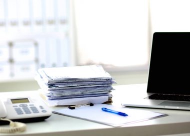 Bir not defteri, laptop, kalem, milimetrik kağıt belge beyaz kör arkasında ofis resepsiyon masası üzerinde