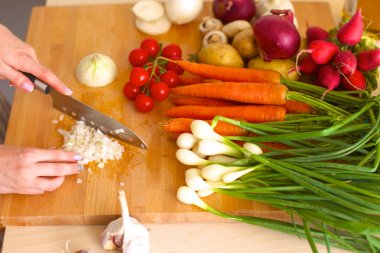 Genç kadın mutfakta yemek pişiriyor. Sağlıklı Yemek