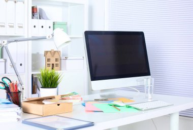 Bir not defteri, laptop, kalem, milimetrik kağıt belge beyaz kör arkasında ofis resepsiyon masası üzerinde