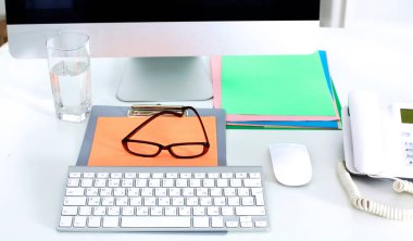 Bir not defteri, laptop, kalem, milimetrik kağıt belge beyaz kör arkasında ofis resepsiyon masası üzerinde