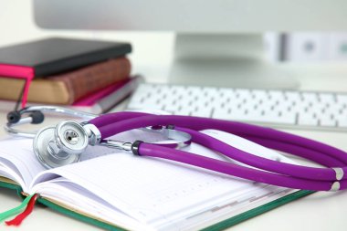 Steteskop ve ofiste masa üstünde bilgisayar