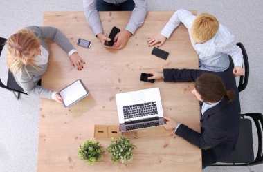 İş ortaklarının toplantıda belge ve fikirleri tartıştığı resim