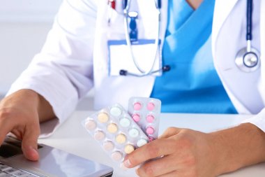 Doktor reçete ilaç bilgisayarda yazıyor.