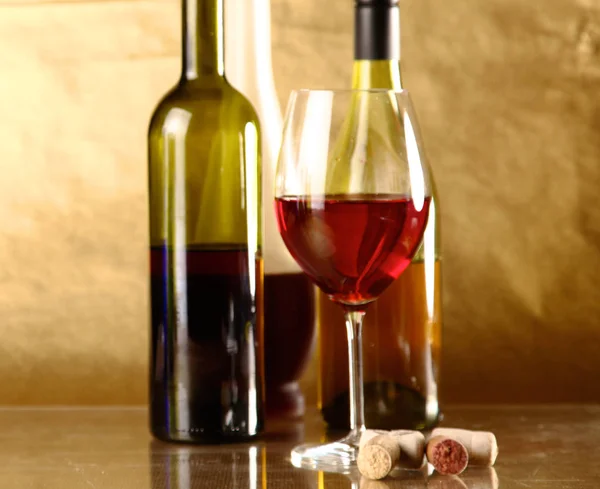 Botella de vino y vidrio sobre la mesa — Foto de Stock