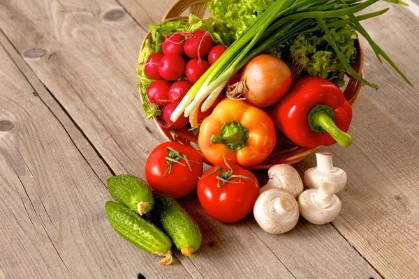 Composition avec assortiment de légumes biologiques crus table en bois — Photo