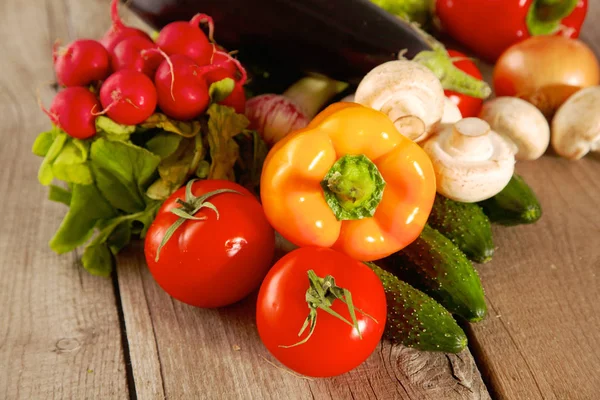 Composición con surtido de verduras orgánicas crudas mesa de madera — Foto de Stock