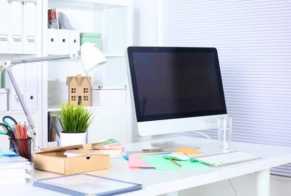 En anteckningsbok, laptop, penna, rutat pappersdokumentet på det skrivbord bordet bakom vita blind — Stockfoto