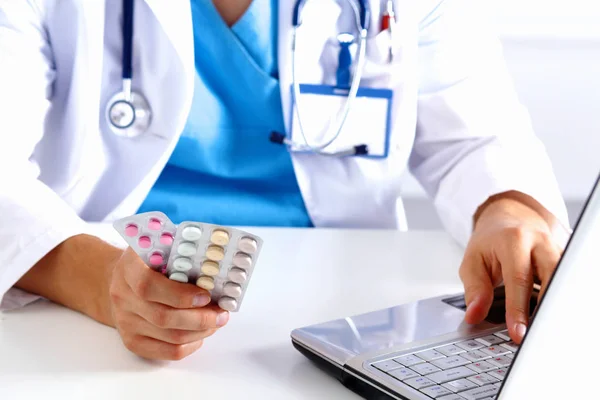 Der Arzt schreibt eine verschreibungspflichtige Pille auf den Computer — Stockfoto