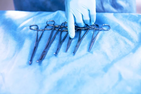Ameliyattan önce masada cerrahi aletler yalan — Stok fotoğraf