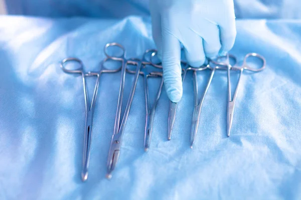 Les instruments chirurgicaux se trouvent sur la table avant la chirurgie — Photo