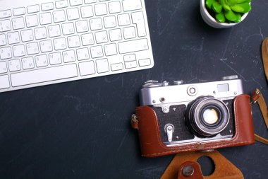 Bilgisayar klavye, fare ve kamera siyah bir masada yalan