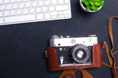 Bilgisayar klavye, fare ve kamera siyah bir masada yalan