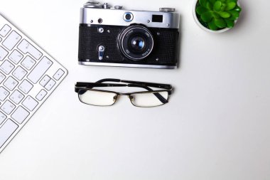 Bilgisayar klavye, fare ve kamera beyaz masaya yalan