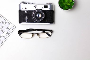 Bilgisayar klavye, fare ve kamera beyaz masaya yalan