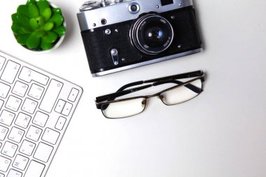 Bilgisayar klavye, fare ve kamera beyaz masaya yalan