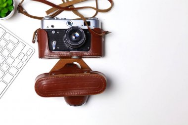 Bilgisayar klavye, fare ve kamera beyaz masaya yalan