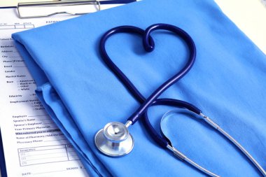 Sağlık stetoskop yalan hasta tıbbi geçmiş listesi ve mavi doktor Tekdüzen portre üzerinde kalp şeklinde bükülmüş. Tıbbi yardım veya sigorta kavramı. Kardiyoloji Bakımı, sağlık, koruma ve korunma