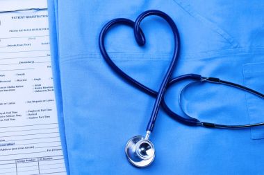 Sağlık stetoskop yalan hasta tıbbi geçmiş listesi ve mavi doktor Tekdüzen portre üzerinde kalp şeklinde bükülmüş. Tıbbi yardım veya sigorta kavramı. Kardiyoloji Bakımı, sağlık, koruma ve korunma