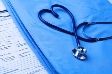Sağlık stetoskop yalan hasta tıbbi geçmiş listesi ve mavi doktor Tekdüzen portre üzerinde kalp şeklinde bükülmüş. Tıbbi yardım veya sigorta kavramı. Kardiyoloji Bakımı, sağlık, koruma ve korunma