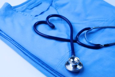 Sağlık stetoskop yalan hasta tıbbi geçmiş listesi ve mavi doktor Tekdüzen portre üzerinde kalp şeklinde bükülmüş. Tıbbi yardım veya sigorta kavramı. Kardiyoloji Bakımı, sağlık, koruma ve korunma