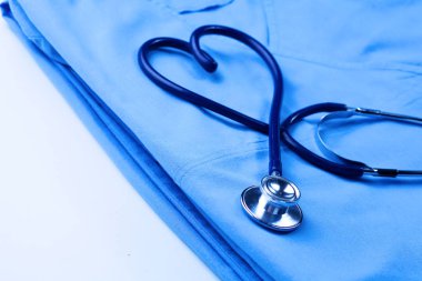 Sağlık stetoskop yalan hasta tıbbi geçmiş listesi ve mavi doktor Tekdüzen portre üzerinde kalp şeklinde bükülmüş. Tıbbi yardım veya sigorta kavramı. Kardiyoloji Bakımı, sağlık, koruma ve korunma