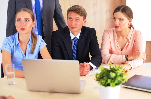 Reunião de negócios - gerente discutindo o trabalho com seus colegas — Fotografia de Stock