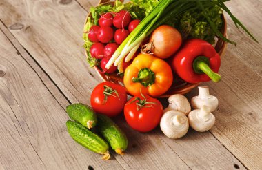 Çeşitli ham organik sebze ahşap masa ile kompozisyon