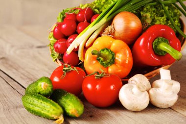 Çeşitli ham organik sebze ahşap masa ile kompozisyon